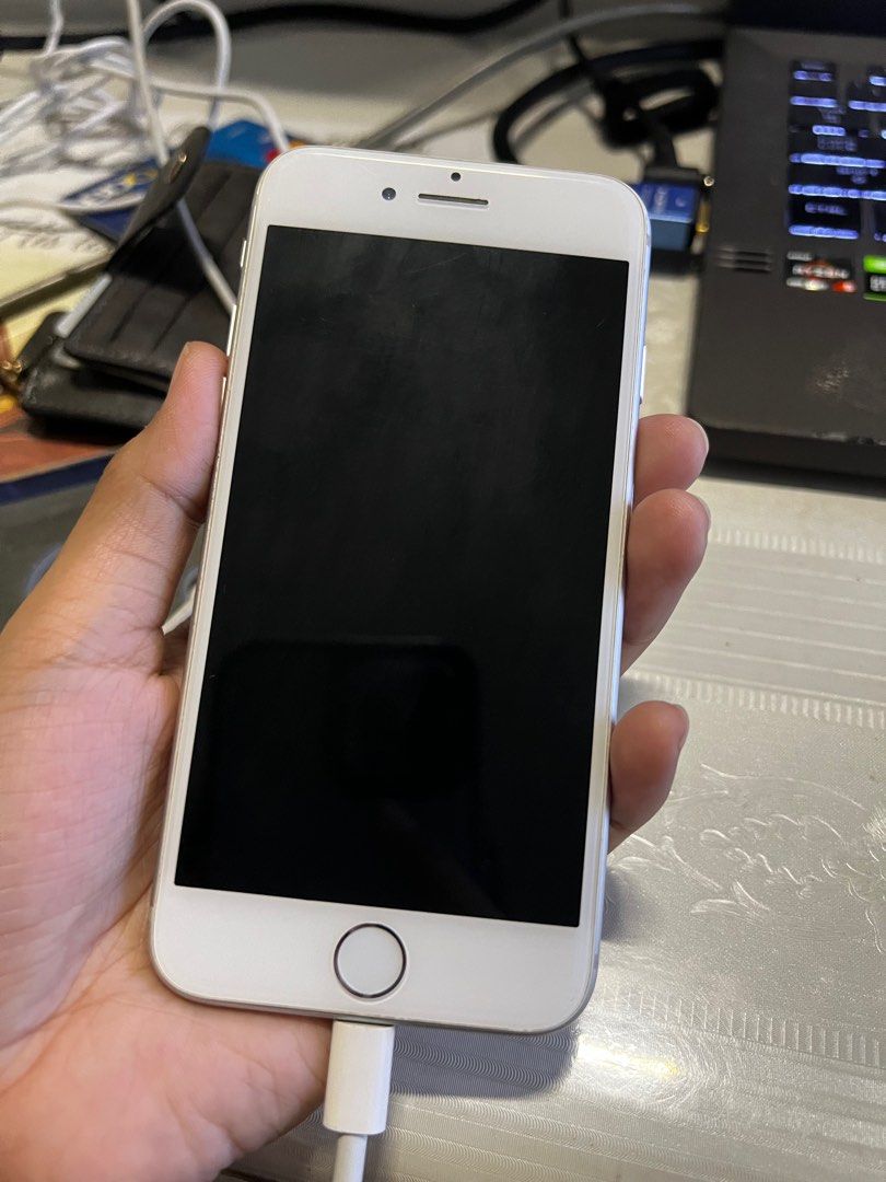 Iphone 8 256 gb (Category: iPhone 8 Series) located in Caloocan City. Submitted by emmar__ (Listing ID 1335169582, Image 1). Description: Makinis pa. All working except fingerprint. Kakapalit ng battery. (100%) Open to all networks, no other issues. Unit lang yung kasama. Meet up around olfu valenzuela..