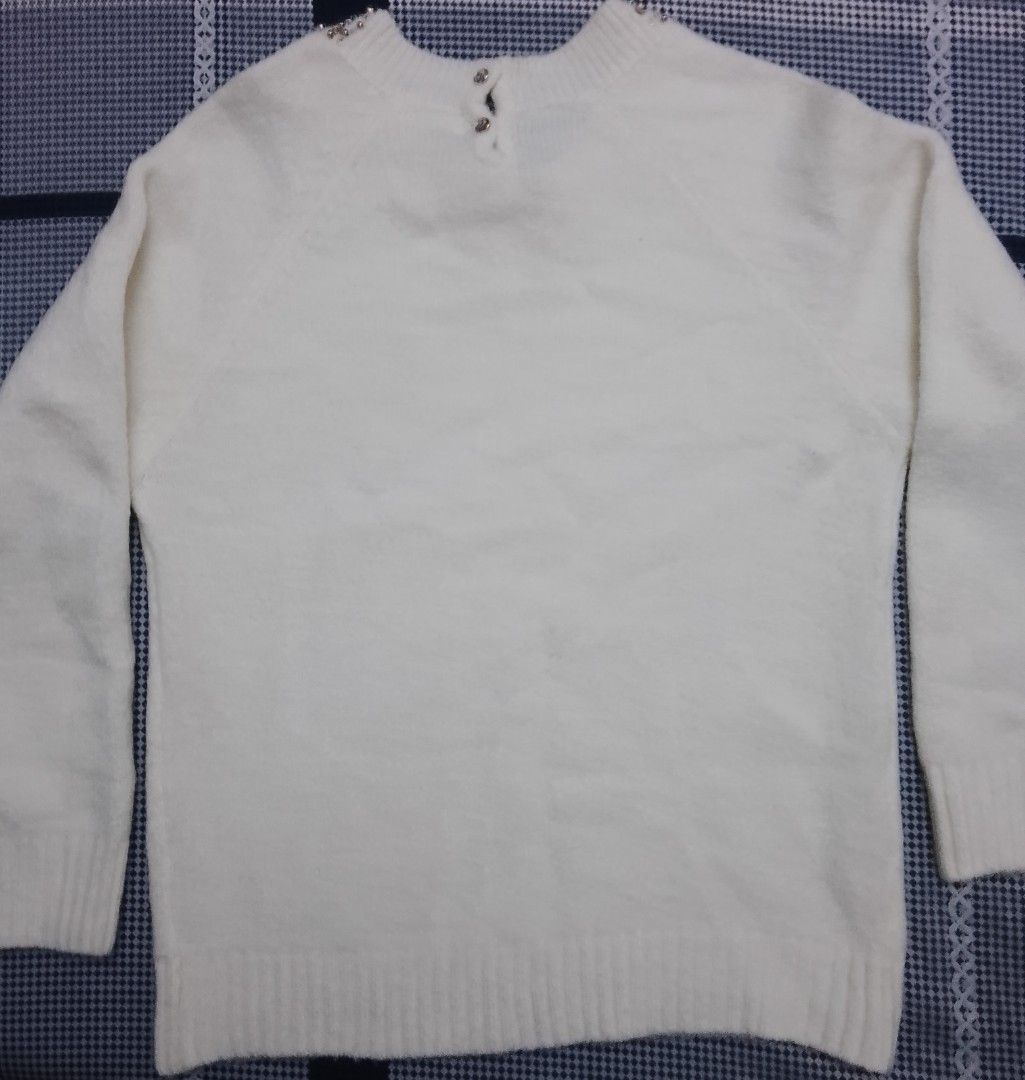 Jamboree Beaded Sweatshirt (Category: Coats, Jackets and Outerwear) located in Taytay. Submitted by marlonbeech (Listing ID 1335176544, Image 3). Description: Made in Korea Jamboree Beaded Sweatshirt.Maganda po ito.Price 195 only.Size-width 16 inches and 18 inches lenght.Rizal area.Shipping sagot ng buyer..
