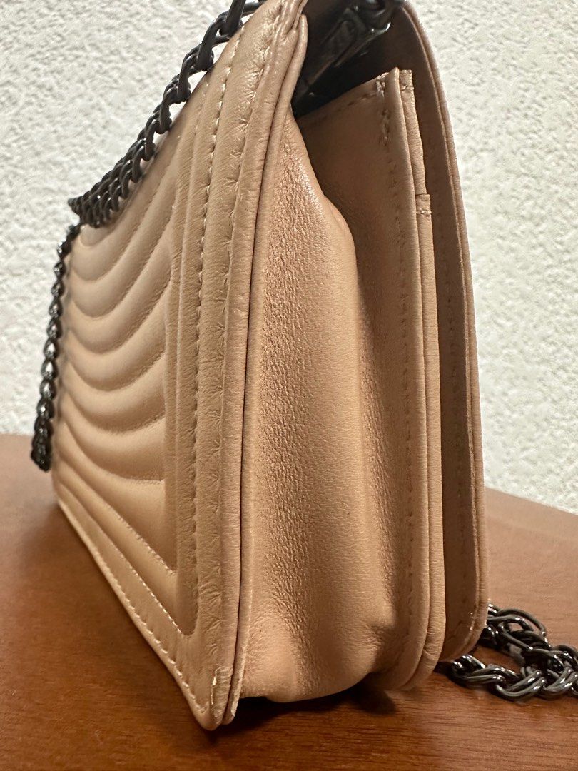 Longchamp Sling (Category: Cross-body Bags) located in Angeles City. Submitted by elempi.declutter (Listing ID 1335126947, Image 3). Description: Authentic Longchamp Issue: May light rubs sa left piping. But not noticeable. Disclaimer: Please manage your expectation, this is a used item, not brand new. I don't accept returns. If hesitant po huwag mag make ng offer or mine. Let's not waste eachothers time. .