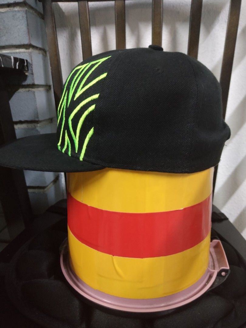 NY (Category: Cap & Hats) located in Seremban. Submitted by kimi_69 (Listing ID 1335192607, Image 3). Description: xthu la original ke x...keluar guni bundle...condition color semua ok lagi.