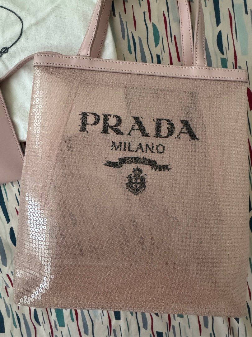 トートバッグ PRADA SEQUINED MESH TOTE BAG Prada Invites You to Celebrate Its Holiday 2021 Collection