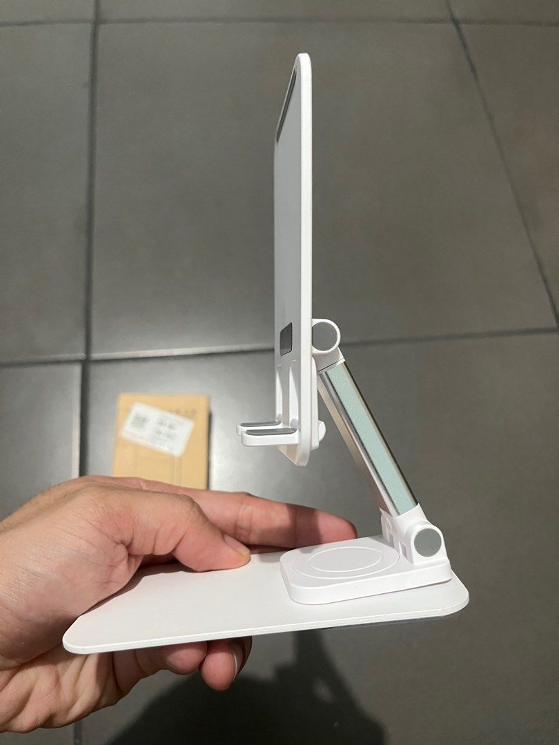 Rotating adjustable phone stand (Category: Mounts & Holders) located in Pasay City. Submitted by thejunkclosetph (Listing ID 1335072792, Image 3). Description: New mobile phone stand Color white Rotates 360 degrees Height can be adjusted.