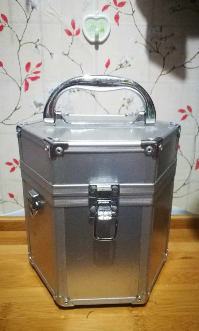 Shock Proof Case/Make-up case/Jewelry Box (Category: Storage Boxes & Baskets) located in Baguio. Submitted by boxmania (Listing ID 1335168964, Image 1). Description: Height 8in Width 6in with mirror inside with sling good for cosmetics and fragile items.