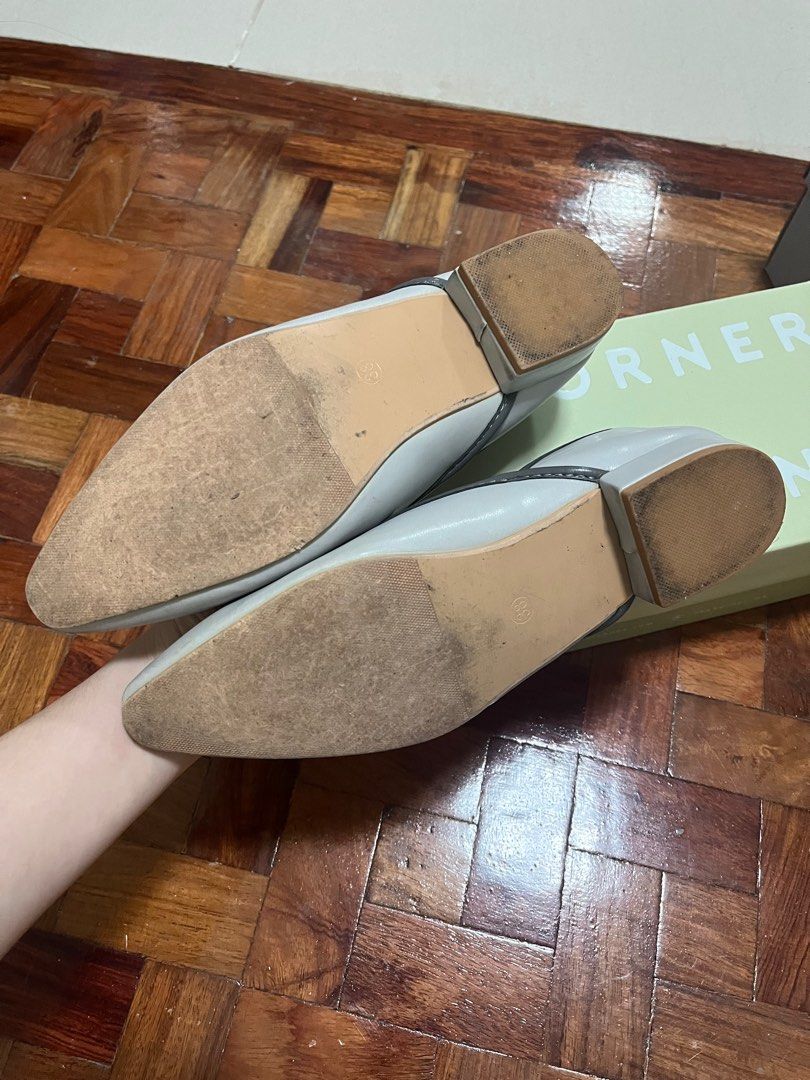 The Korner gray flats (Category: Flats & Sandals) located in Mandaluyong City. Submitted by chwtme (Listing ID 1335165055, Image 3). Description: The Korner Gray Flats Size 38 Lightly used Purchased in HK Comes with box.