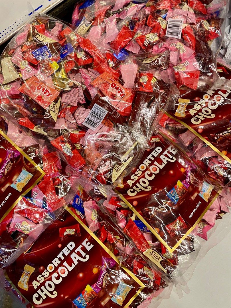 160 PCS. GIFT PACK (Category: Game Gift Cards & Accounts) located in Cavite. Submitted by AlwaysGiveBack (Listing ID 1335345987, Image 2). Description: 6 PACKS LEFT! - Sealed, 160 PCS of chocolates - 5 Flavors in 1 pack - Perfect gift/ give aways Bdo gcash Gogo lalamove ₱220 per pack (160 pcs. of chocolates).