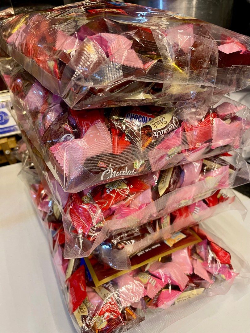 160 PCS. GIFT PACK (Category: Game Gift Cards & Accounts) located in Cavite. Submitted by AlwaysGiveBack (Listing ID 1335345987, Image 1). Description: 6 PACKS LEFT! - Sealed, 160 PCS of chocolates - 5 Flavors in 1 pack - Perfect gift/ give aways Bdo gcash Gogo lalamove ₱220 per pack (160 pcs. of chocolates).