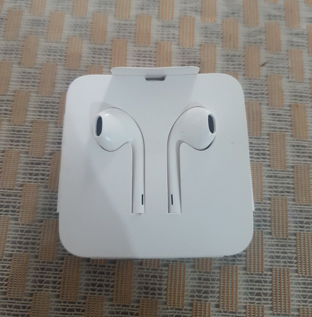 Apple Earpods Original (Category: Earphones) located in Manila. Submitted by mobilelegendsmythic (Listing ID 1335304224, Image 1). Description: Galing mismo sa iphone Original po with serial Good as new d masyado nagamit naka box pa Iphone earpods lightning cord po un dulo.