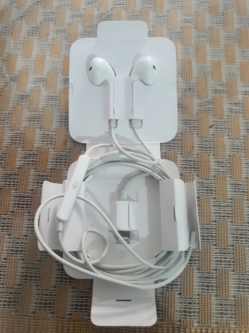 Apple Earpods Original (Category: Earphones) located in Manila. Submitted by mobilelegendsmythic (Listing ID 1335304224, Image 2). Description: Galing mismo sa iphone Original po with serial Good as new d masyado nagamit naka box pa Iphone earpods lightning cord po un dulo.