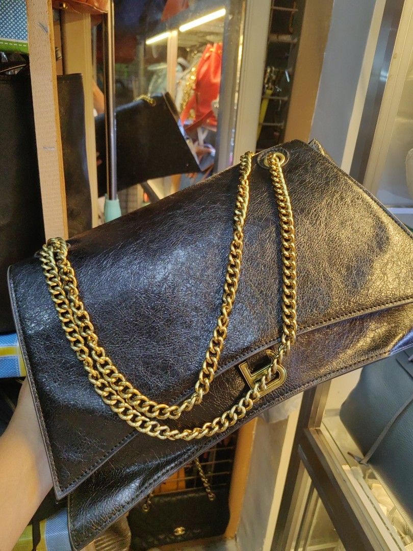 BALENCIAGA (Category: Luxury Bags & Wallets) located in Davao. Submitted by daneyvintage (Listing ID 1335389916, Image 3). Description: .
