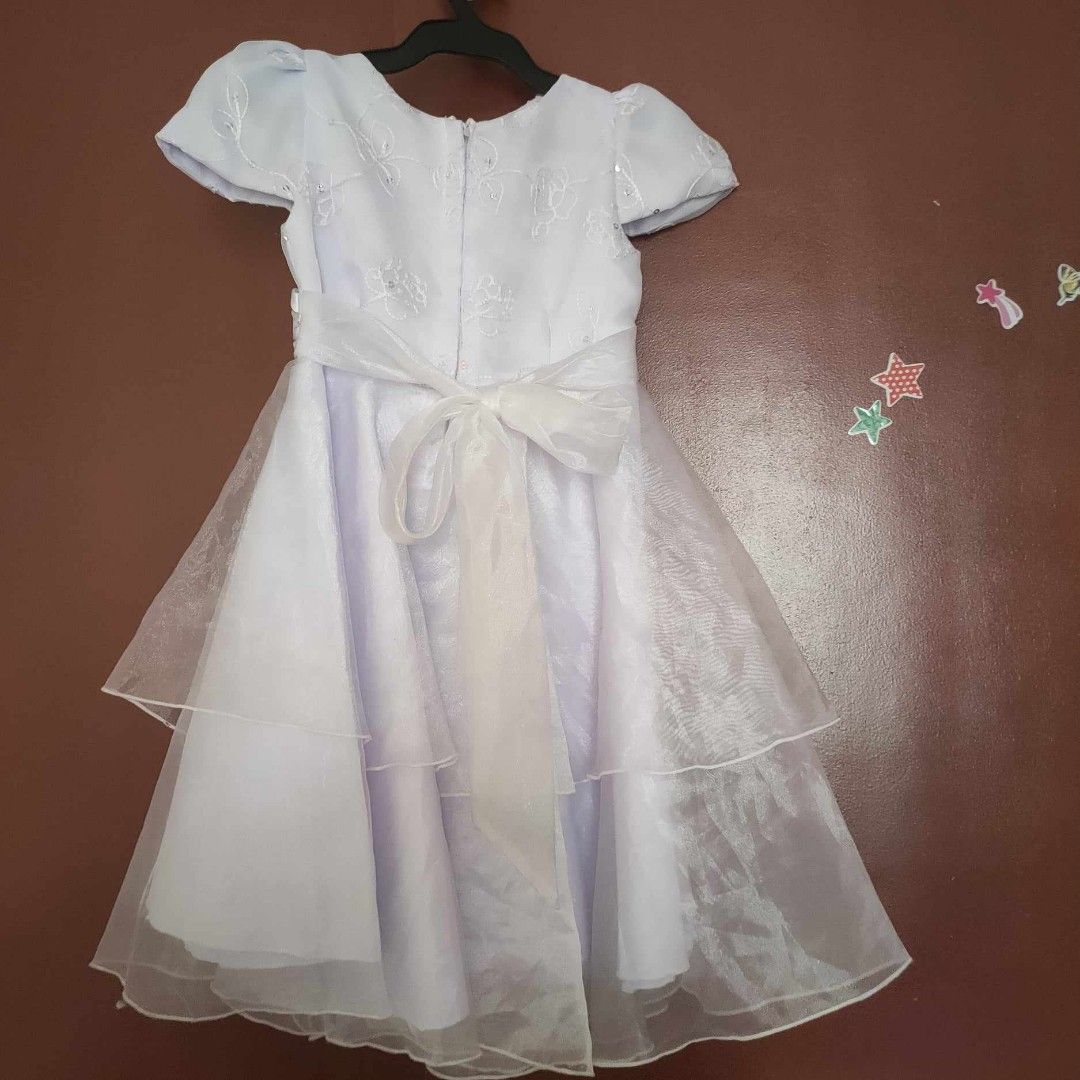 Baptismal dress/pang binyag (Category: Babies & Kids Fashion) located in Manila. Submitted by she1026 (Listing ID 1335349056, Image 2). Description: *ginamit lang sa binyag *super nice 👍👍👍 *can fit 4-6 yrs old **un may suot s picture age 4 yrs old ps: payment first po kasi na scam napo ako dati mop: gcash,bank trasnfer mod: any courier kng ano po prefer nio lalamove, grab etc...