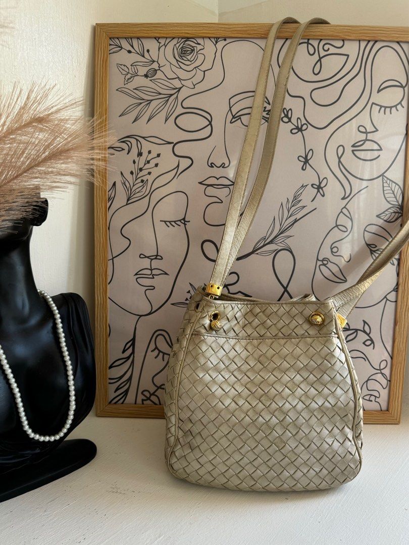 BOTTEGA VENETA VINTAGE (Category: Luxury Bags & Wallets) located in Cagayan de Oro. Submitted by moiobsession (Listing ID 1335287757, Image 3). Description: with legit grails authentication no inclusions authentic pre-owned condition small size .