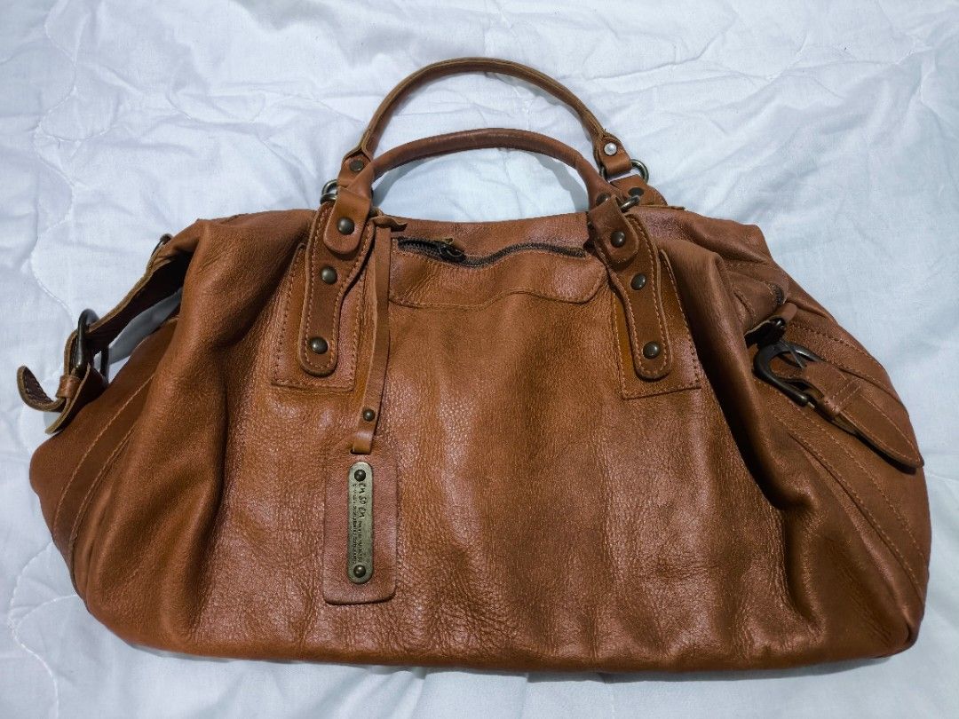 Ensoen Leather Boston Bag (Category: Luxury Bags & Wallets) located in Pasig City. Submitted by tomden (Listing ID 1335267380, Image 1). Description: width - 18 inches height 10 inches.