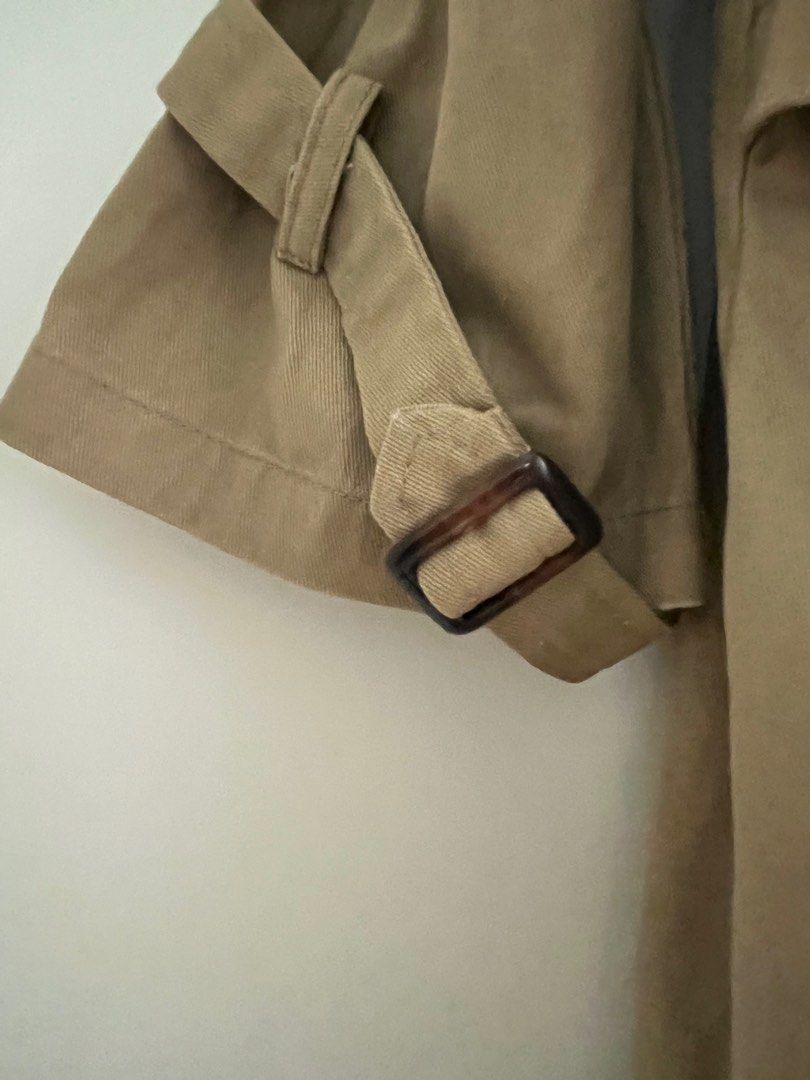 Jacket (Category: Other Tops) located in Singapore. Submitted by peppermint3 (Listing ID 1335304174, Image 4). Description: Brand new. Have not washed or iron. Good for cold climate as a jacket..