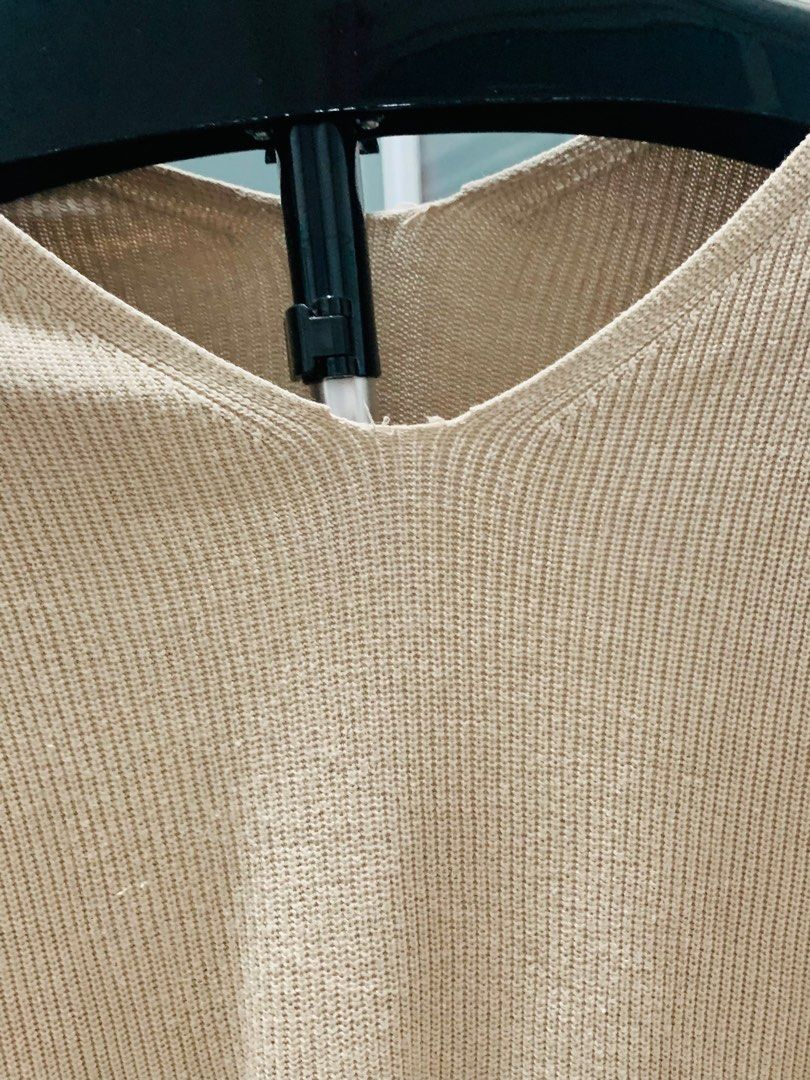 Knitware (Category: Longsleeves) located in Kuala Lumpur. Submitted by ebrleana (Listing ID 1335285380, Image 3). Description: .