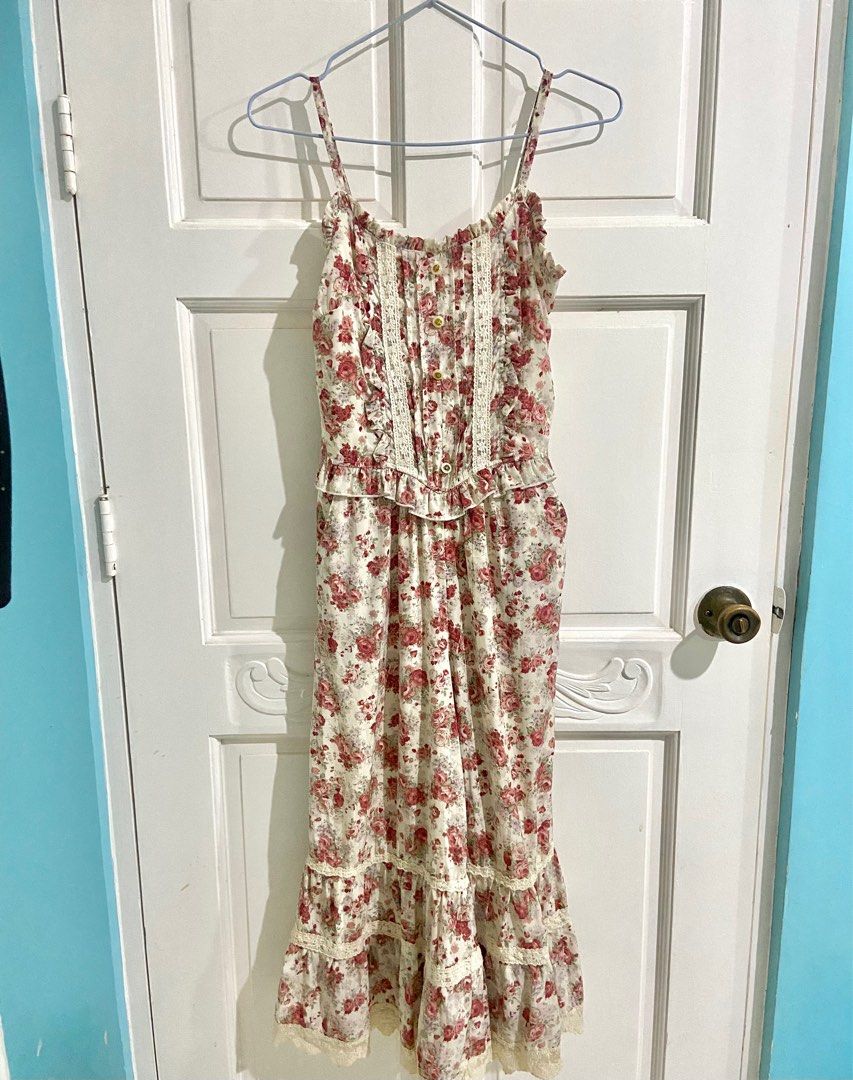 LIZ LISA floral jumpsuit (Category: Jumpsuits) located in Iloilo. Submitted by b.eau (Listing ID 1335376586, Image 1). Description: In perfect condition! Adjustable shoulder strap and super cute details! Small-semi med perfect for petite body frames 🤍.