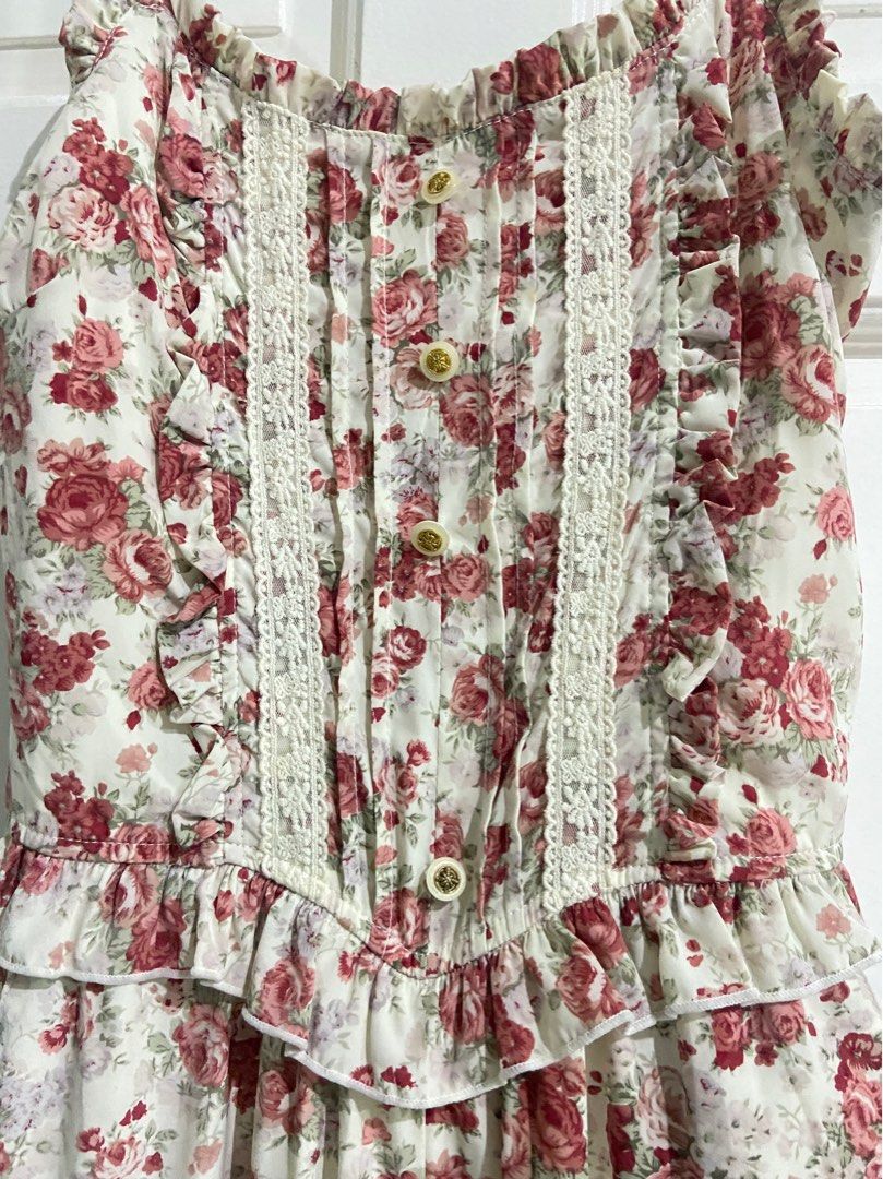 LIZ LISA floral jumpsuit (Category: Jumpsuits) located in Iloilo. Submitted by b.eau (Listing ID 1335376586, Image 2). Description: In perfect condition! Adjustable shoulder strap and super cute details! Small-semi med perfect for petite body frames 🤍.