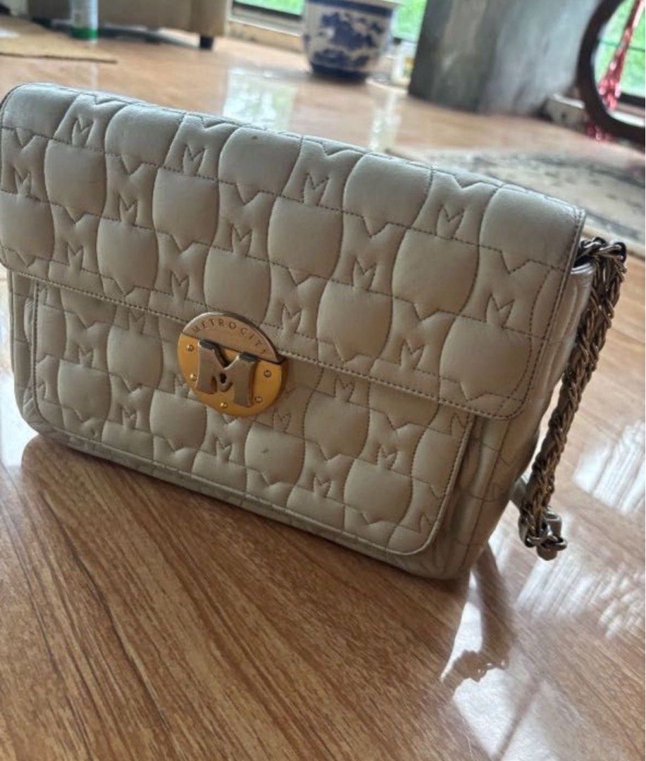 Metro city (Category: Luxury Bags & Wallets) located in San Pascual. Submitted by s3resale (Listing ID 1312516893, Image 2). Description: Faded Hardware No leather peeled watsover Needs cleaning No to LOWBALLERs!!!! Sf will be buyers expense. .
