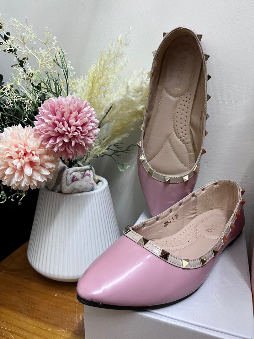 Preloved Branded Size 8 Shoes bundle (Category: Heels) located in Makati City. Submitted by ma_rose (Listing ID 1335368735, Image 2). Description: LP ₱300 + SF Read first: All preloved bought in 2022. All used 5x or less. Good starting rotation po for ladies on a budget who need shoes for office, parties, etc. 🥰 Minor flaws - kita naman po sa pics yung slight flaws but when worn, honestly hindi po halata. Bundle price: ₱550 LP + SF Each pair cos