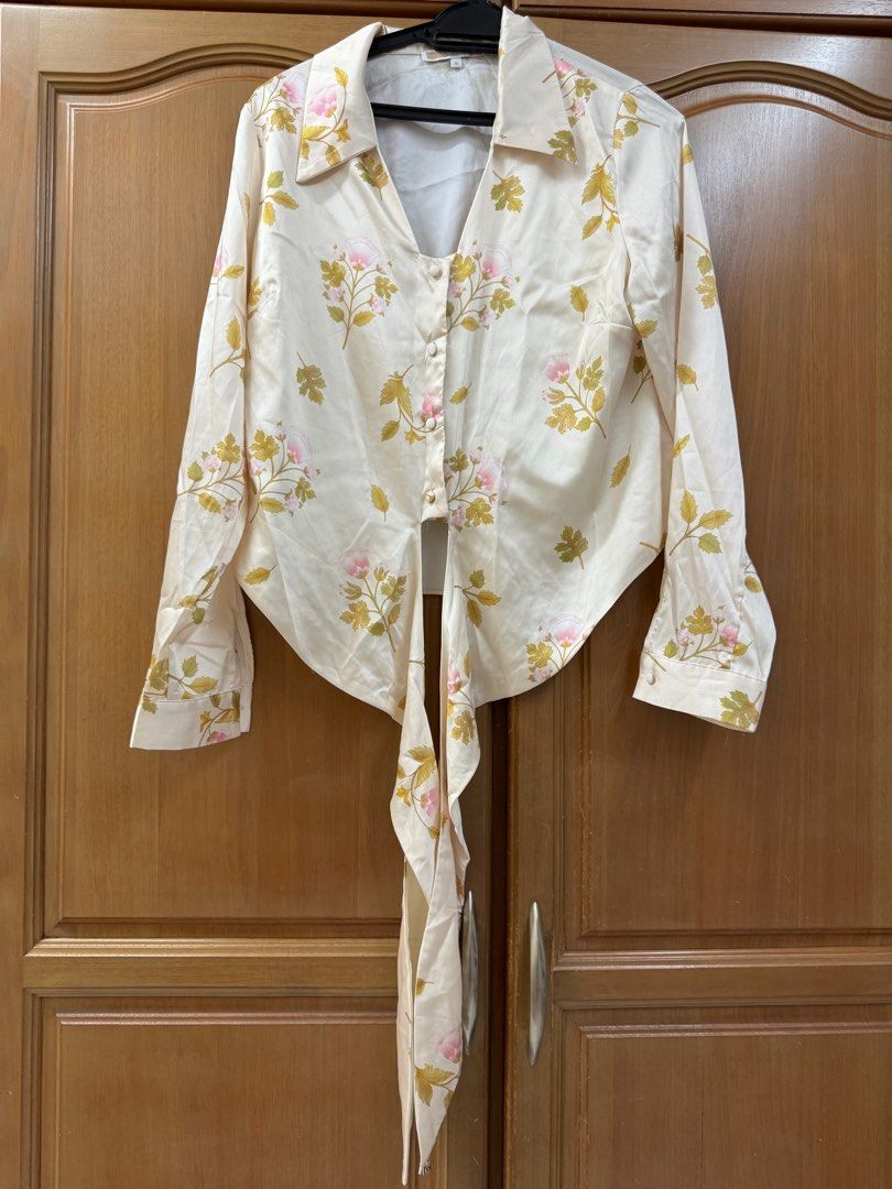 Preloved KOCCA Italia Floral Blouse with Tie Bow Robe Long Sleeved Size M Women s Fashion Tops Blouses on Carousell