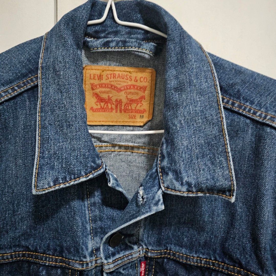 SUPER SALE! Levi's Maong Jacket - Size Medium (Category: Coats, Jackets and Outerwear) located in Mandaluyong City. Submitted by ynnna (Listing ID 1335410173, Image 3). Description: like new used once maong jacket size medium for men's.