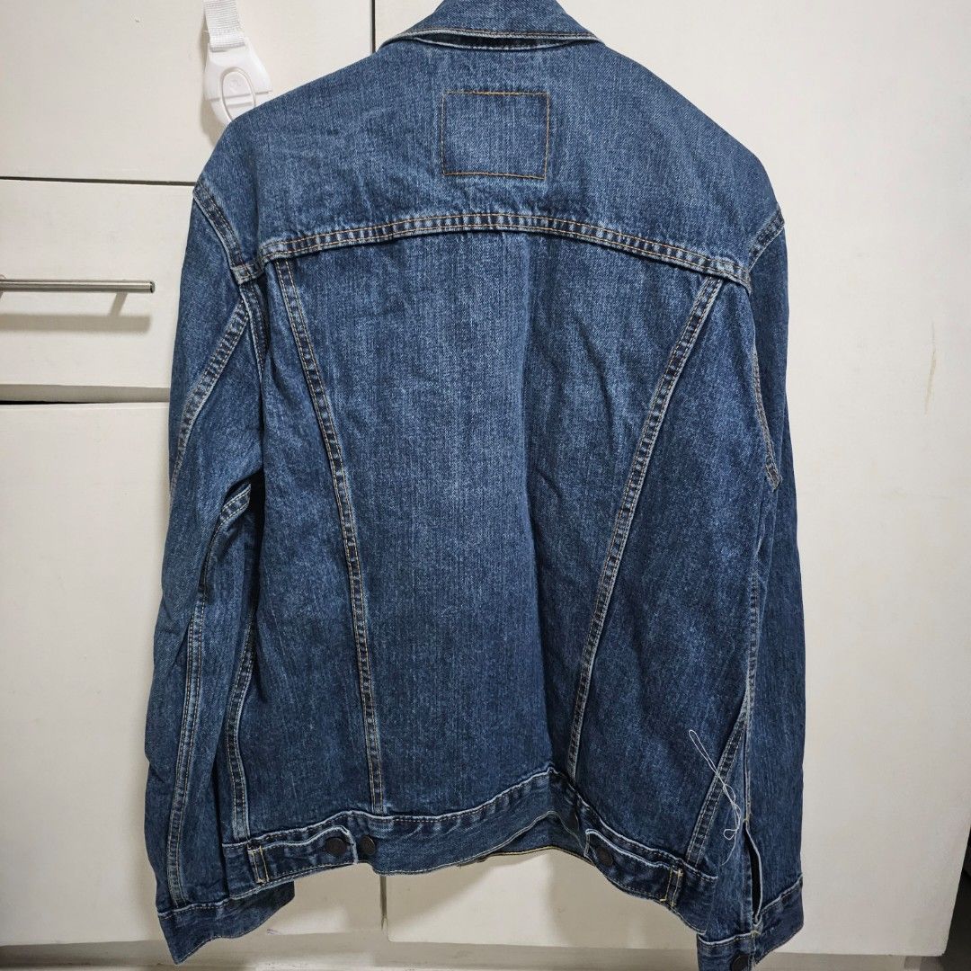 SUPER SALE! Levi's Maong Jacket - Size Medium (Category: Coats, Jackets and Outerwear) located in Mandaluyong City. Submitted by ynnna (Listing ID 1335410173, Image 2). Description: like new used once maong jacket size medium for men's.