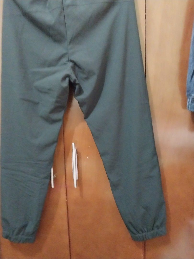 Uniqlo black jogger pants (Category: Other Bottoms) located in Makati City. Submitted by imeea (Listing ID 1335414797, Image 2). Description: best for kids.