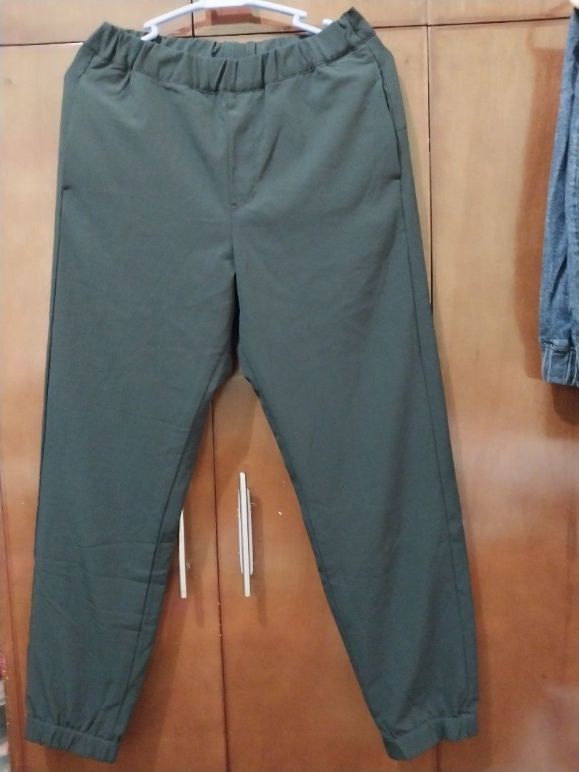 Uniqlo black jogger pants (Category: Other Bottoms) located in Makati City. Submitted by imeea (Listing ID 1335414797, Image 1). Description: best for kids.