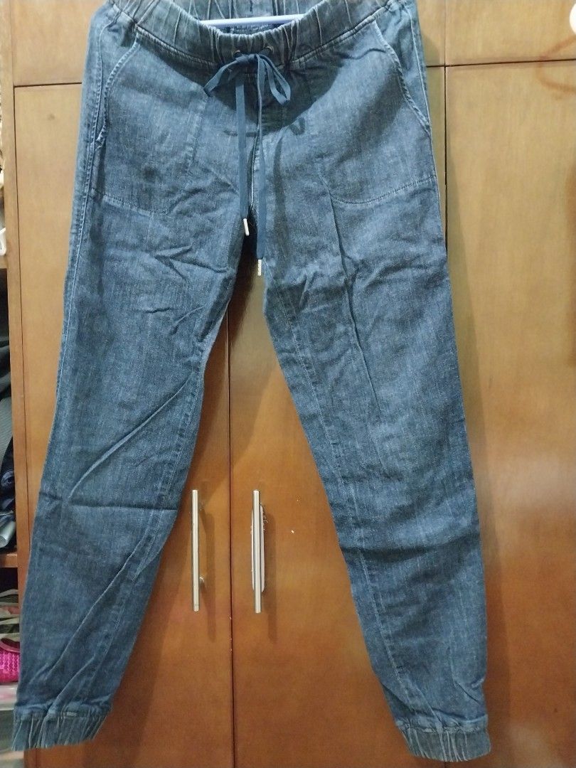 Uniqlo jogger pants (Category: Jeans) located in Makati City. Submitted by imeea (Listing ID 1335414488, Image 1). Description: .