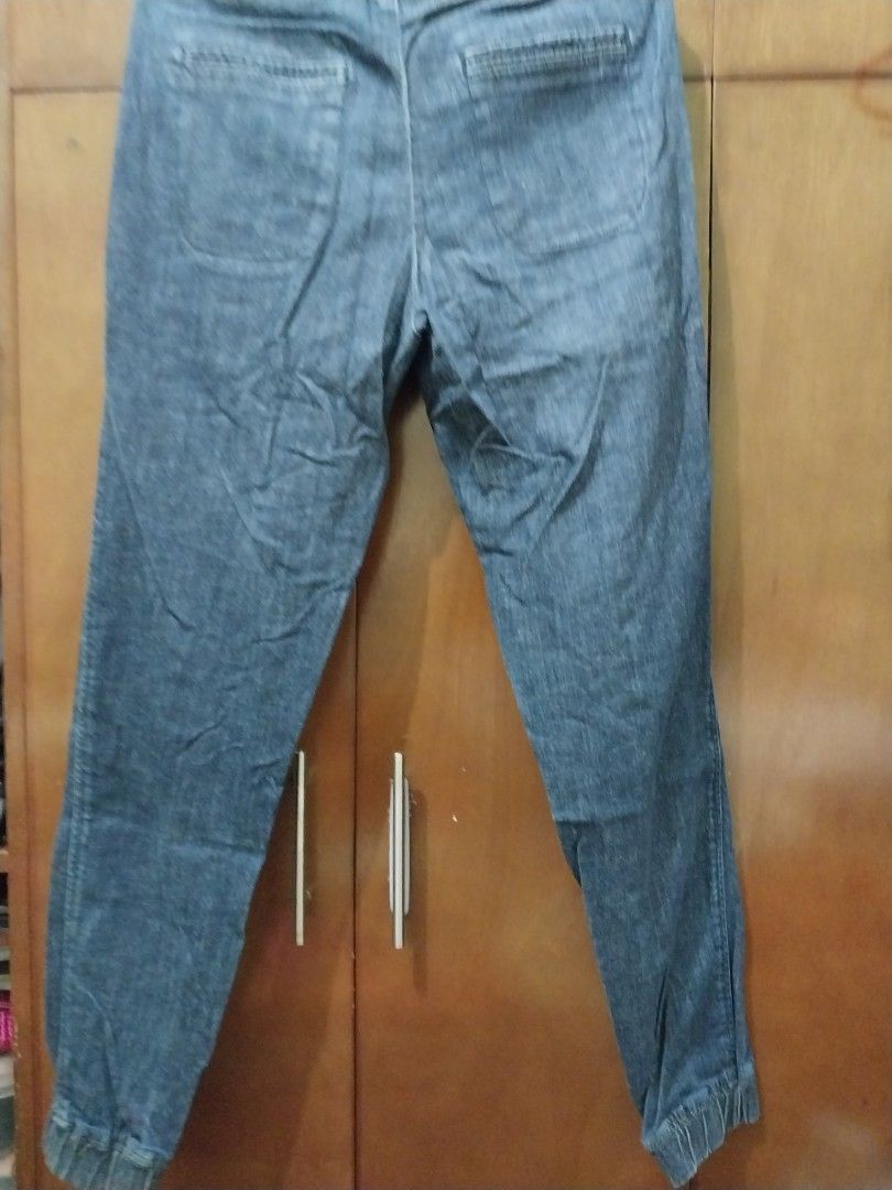 Uniqlo jogger pants (Category: Jeans) located in Makati City. Submitted by imeea (Listing ID 1335414488, Image 2). Description: .