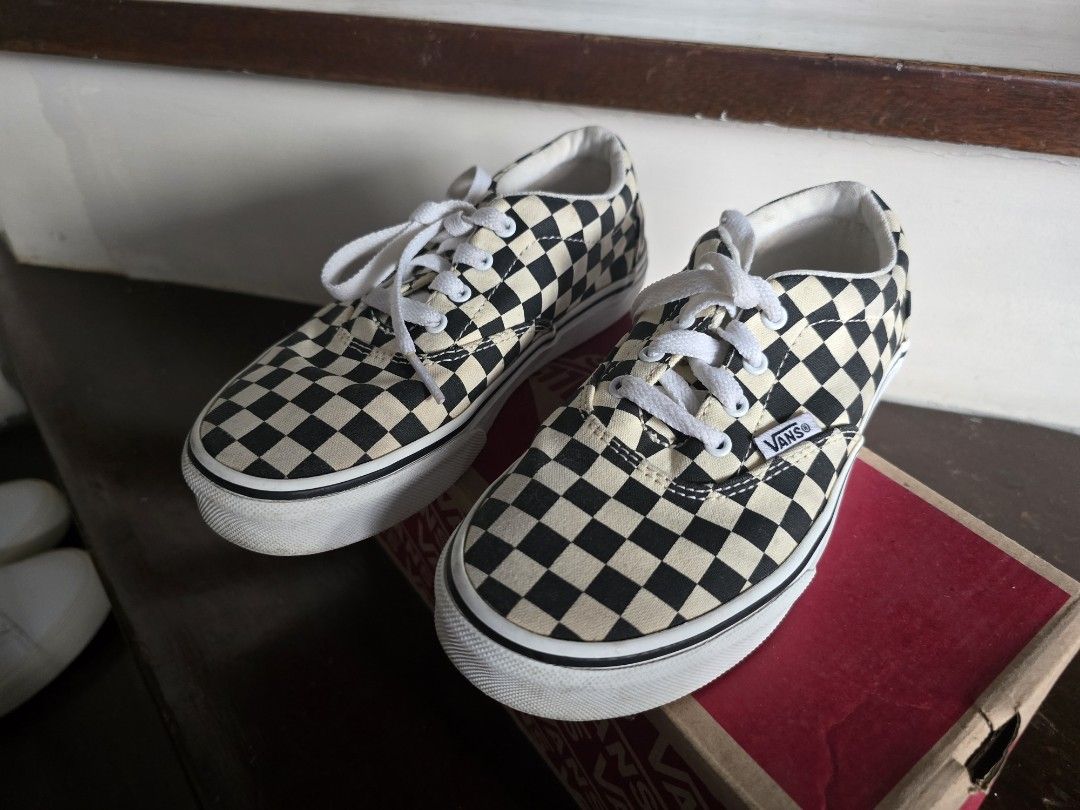 Vans for kids (Category: Sneakers) located in Quezon City. Submitted by jonjonlor (Listing ID 1335414338, Image 1). Description: selling vans sneaker for kids with box 8x used only. message me if interested. size is only 2.0 CM fo4 kids.