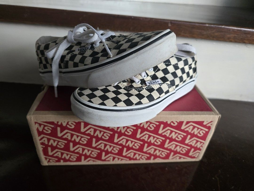 Vans for kids (Category: Sneakers) located in Quezon City. Submitted by jonjonlor (Listing ID 1335414338, Image 3). Description: selling vans sneaker for kids with box 8x used only. message me if interested. size is only 2.0 CM fo4 kids.