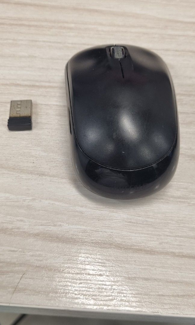 Wireless Mouse (Category: Mouse & Mousepads) located in Singapore. Submitted by nrbmm (Listing ID 1335279694, Image 1). Description: my friend gave me a new mouse this extra so I plan to give someone with a small price actual I bought $15, 6 months ago. Good function and pls:take note battery buy yourself.