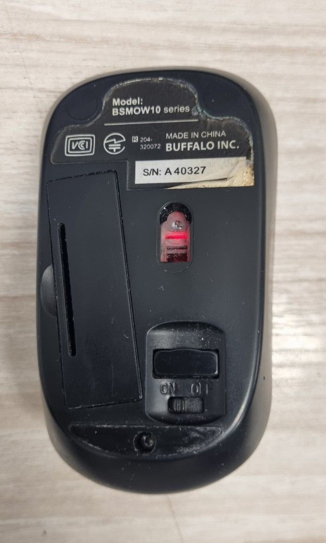 Wireless Mouse (Category: Mouse & Mousepads) located in Singapore. Submitted by nrbmm (Listing ID 1335279694, Image 2). Description: my friend gave me a new mouse this extra so I plan to give someone with a small price actual I bought $15, 6 months ago. Good function and pls:take note battery buy yourself.