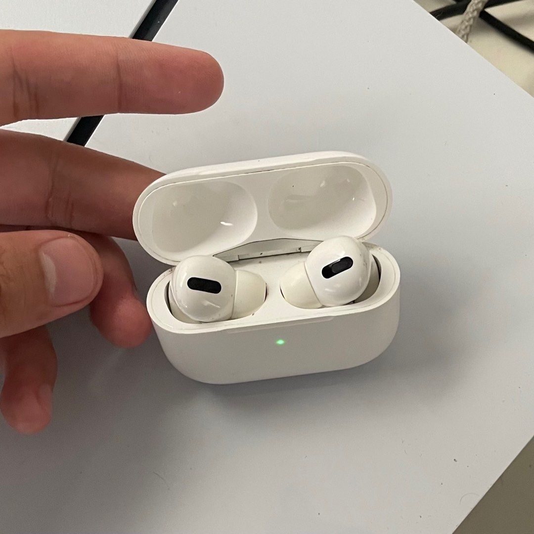 Airpods Pro First Gen (Category: Earphones) located in Paranaque City. Submitted by coldbrews (Listing ID 1339218439, Image 2). Description: selling for a friend :) bought in 2022 rfs: upgrade .