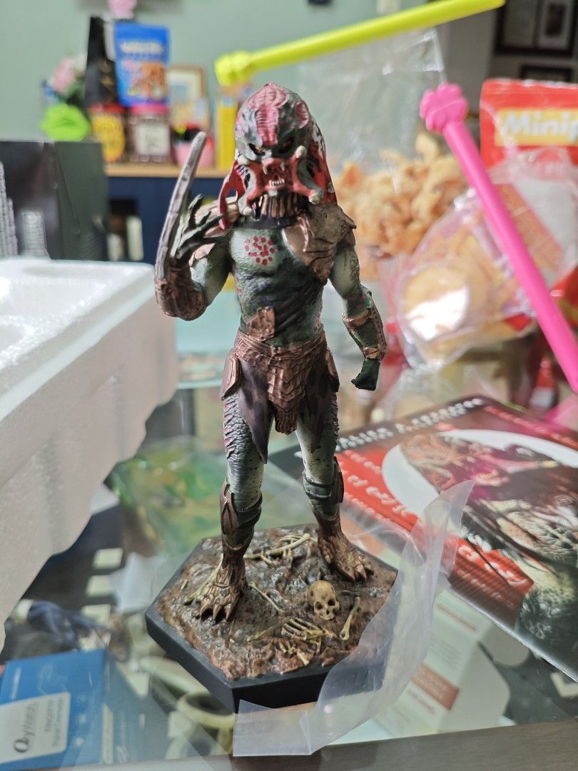 Alien vs Predator: Berserker Predator 1:16 Scale Limited Edition Figure (Category: Figurines & Statues) located in Pasay City. Submitted by fcsean (Listing ID 1188145265, Image 3). Description: .