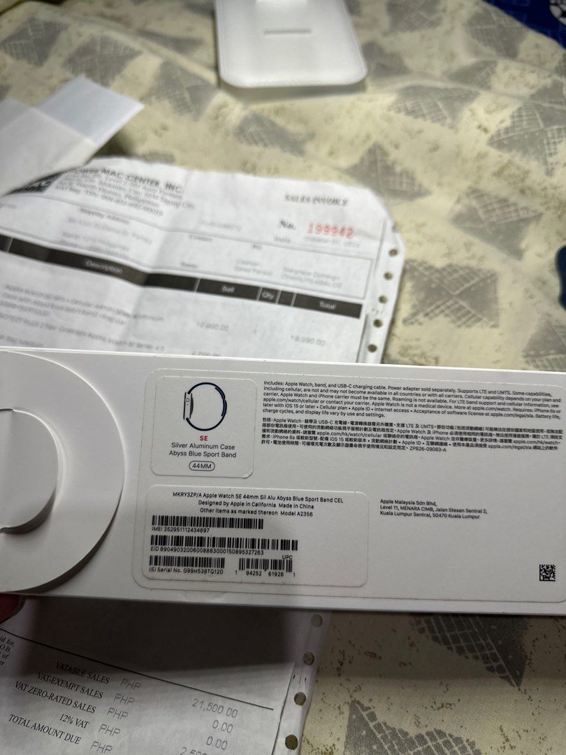 APPLE WATCH SE (Category: Wearables & Smart Watches) located in Makati City. Submitted by authenticstuffff (Listing ID 1339315379, Image 3). Description: Original Apple Watch SE 44mm GPS + Cellular Complete Inclusion with receipt and Paper Bag Includes Original Band.