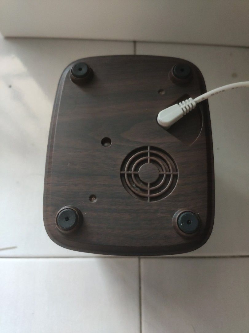 Aromatherapy Diffuser (Category: Home Fragrance) located in Singapore. Submitted by looney8 (Listing ID 1339199061, Image 2). Description: Also double as a clock. Changable ambient light..