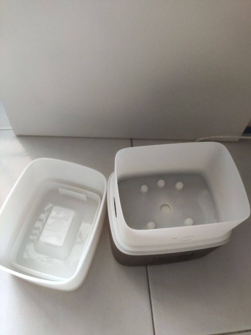 Aromatherapy Diffuser (Category: Home Fragrance) located in Singapore. Submitted by looney8 (Listing ID 1339199061, Image 3). Description: Also double as a clock. Changable ambient light..
