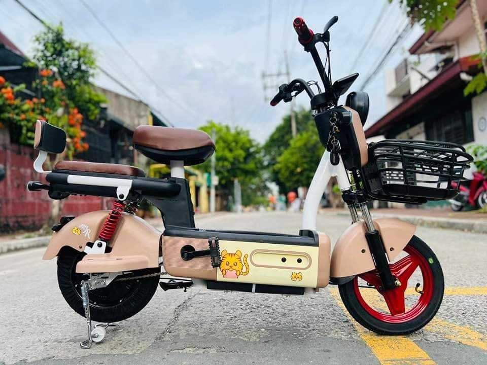 AVIA BETA (Category: Bicycles) located in Marikina City. Submitted by keionlines85428 (Listing ID 1339253797, Image 2). Description: AVIA BETA 🤩 ₱11,000 👌🏼 🆓️FREE HELMET 🆓️FREE SIDE MIRROR COMPLETE PAPERS Specs: NEW DIGITAL GAUGE ✓ 48V12Ah battery ✓ 350 Watts Brushless Hub Motor ✓ 10-15Km Range ✓ 30-40Kph Speed ✓ 14"x2.50" Tubeless Tire ✓ 100 kg Load capacity ✓ With two remote ✓ Side Mirror ✓ Anti-theft alarm ✓ With Basket ✓ With Center Stan