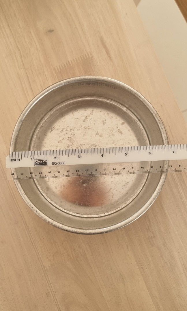 Baking pan (Category: Other Kitchen Appliances) located in Singapore. Submitted by healthy2 (Listing ID 1339271823, Image 3). Description: each $5 6" round baking pan 8.5" x 8.5" square baking pan 7" & 8" baking pan SOLD.
