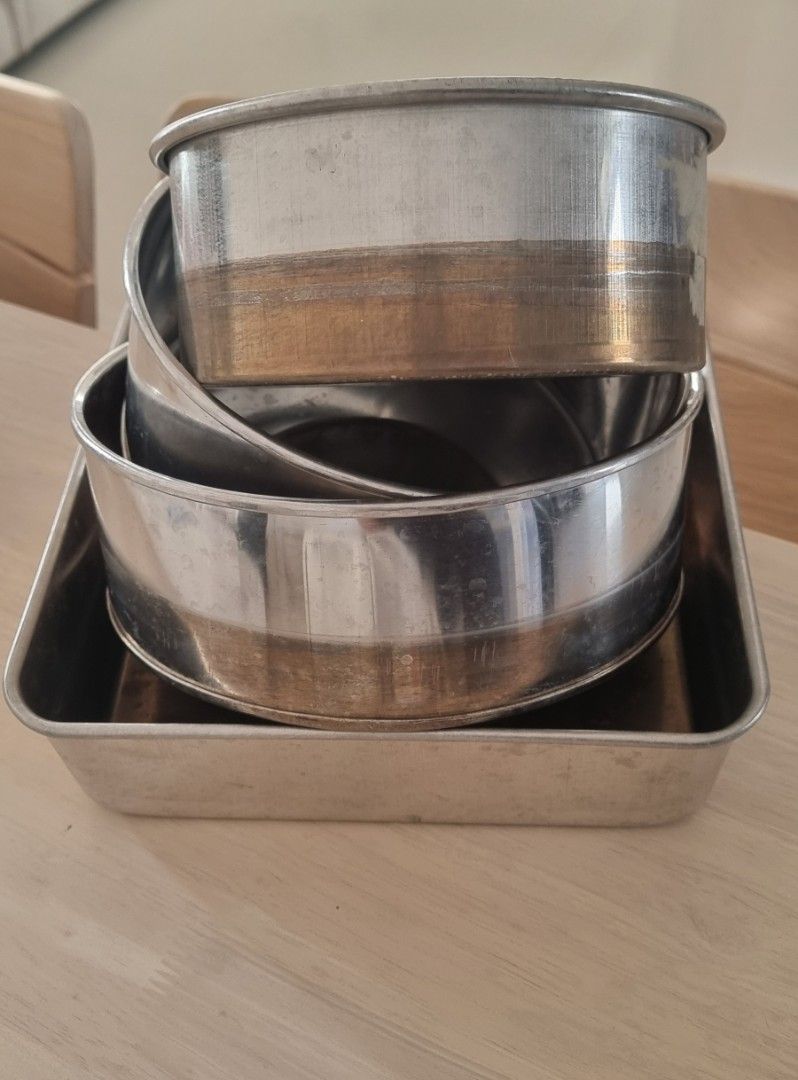 Baking pan (Category: Other Kitchen Appliances) located in Singapore. Submitted by healthy2 (Listing ID 1339271823, Image 1). Description: each $5 6" round baking pan 8.5" x 8.5" square baking pan 7" & 8" baking pan SOLD.
