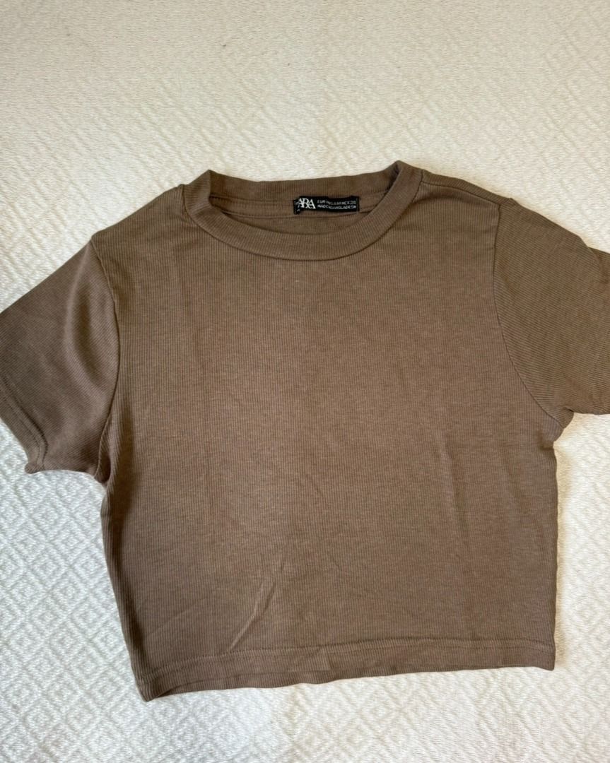 Brown cropped top (Category: Shirts) located in Cainta. Submitted by pt______ (Listing ID 1339189436, Image 2). Description: It's cotton, stretchy and hindi yung typical na cheap & madulas na fabric..
