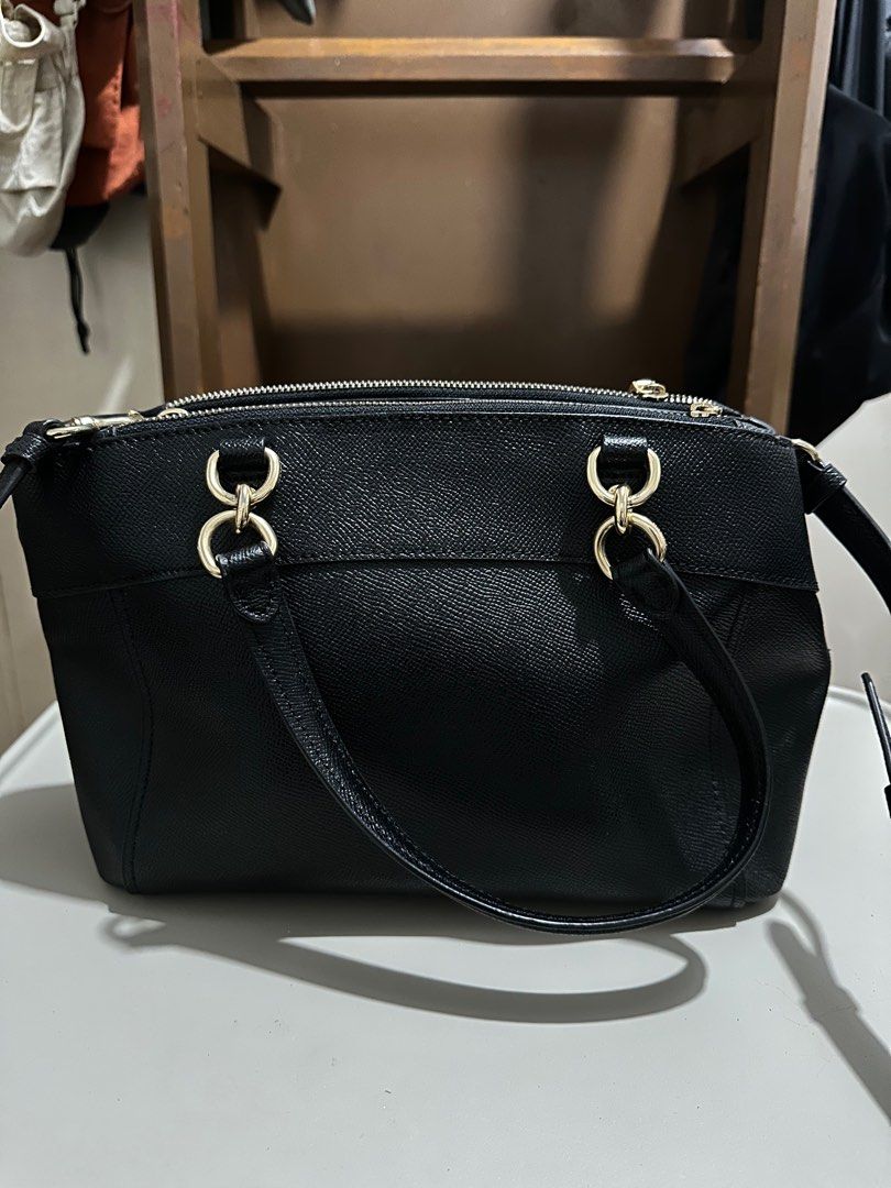 Coach Crossbody Black Leather Bag (Category: Luxury Bags & Wallets) located in Pasig City. Submitted by berbapam-98089 (Listing ID 1339256043, Image 2). Description: Coach Crossbody Black Leather Bag - Purchased in Coach Hong Kong Outlet Store - No scratches on the exterior, have minimal fading on the interior. Can send more photos upon request - Slight deformity on the back handle - 8/10 condition.