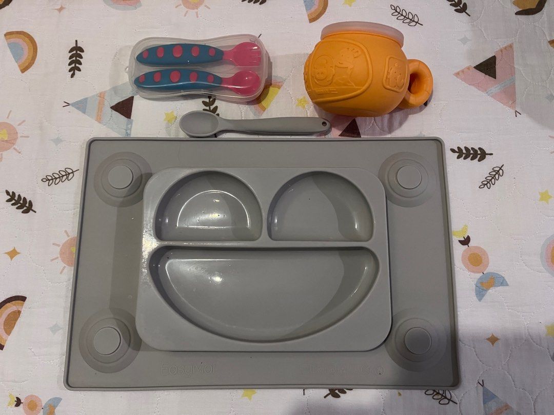 Feeding set (Category: Weaning & Toddler Feeding) located in Antipolo. Submitted by Momikondo (Listing ID 1339261960, Image 1). Description: Easytots easymat silicone suction plate SRP 1200 Marcus and Marcus snack bowl Spoon and fork with case- no brand, bnew REPRICED📌-Sold as set 600 pesos only Shipping from Lower Antipolo .