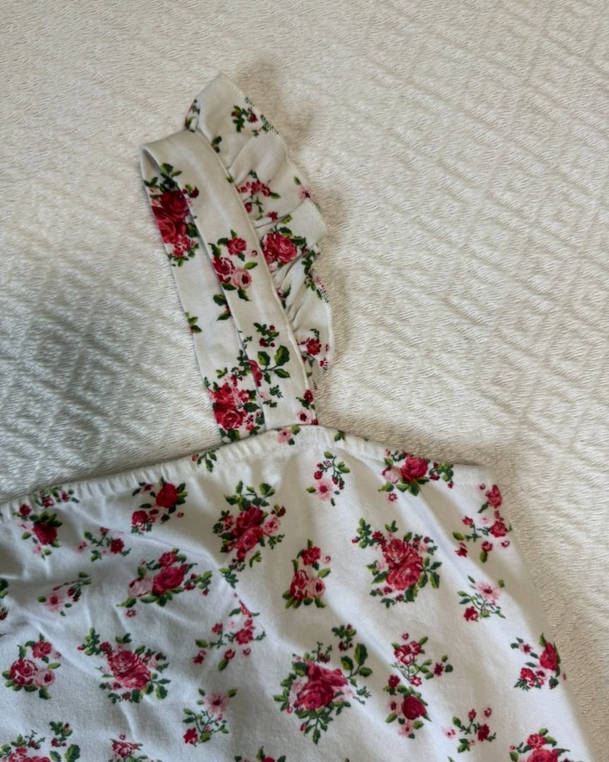 Flower ruffle sleeves top (Category: Sleeveless) located in Cainta. Submitted by pt______ (Listing ID 1339197240, Image 1). Description: Super love this pero di na sya flattering sakin now cos i gained weight haha. This one's actually from the kids section ng Forever 21 kaya perfect sya for petite gurlies .