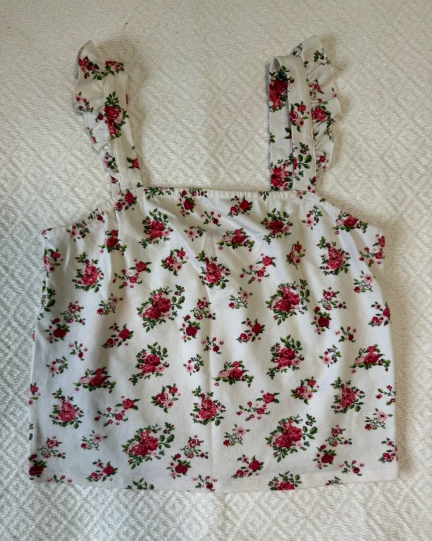 Flower ruffle sleeves top (Category: Sleeveless) located in Cainta. Submitted by pt______ (Listing ID 1339197240, Image 2). Description: Super love this pero di na sya flattering sakin now cos i gained weight haha. This one's actually from the kids section ng Forever 21 kaya perfect sya for petite gurlies .