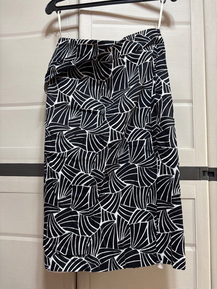 Forecast Printed Pencil Skirtp (Category: Skirts) located in Pasig City. Submitted by ez_declutterz (Listing ID 1339222588, Image 1). Description: Small on Tag. Fits size 24-26 waistline. 23 inches in lengths. With inner lining and zipper at the back..