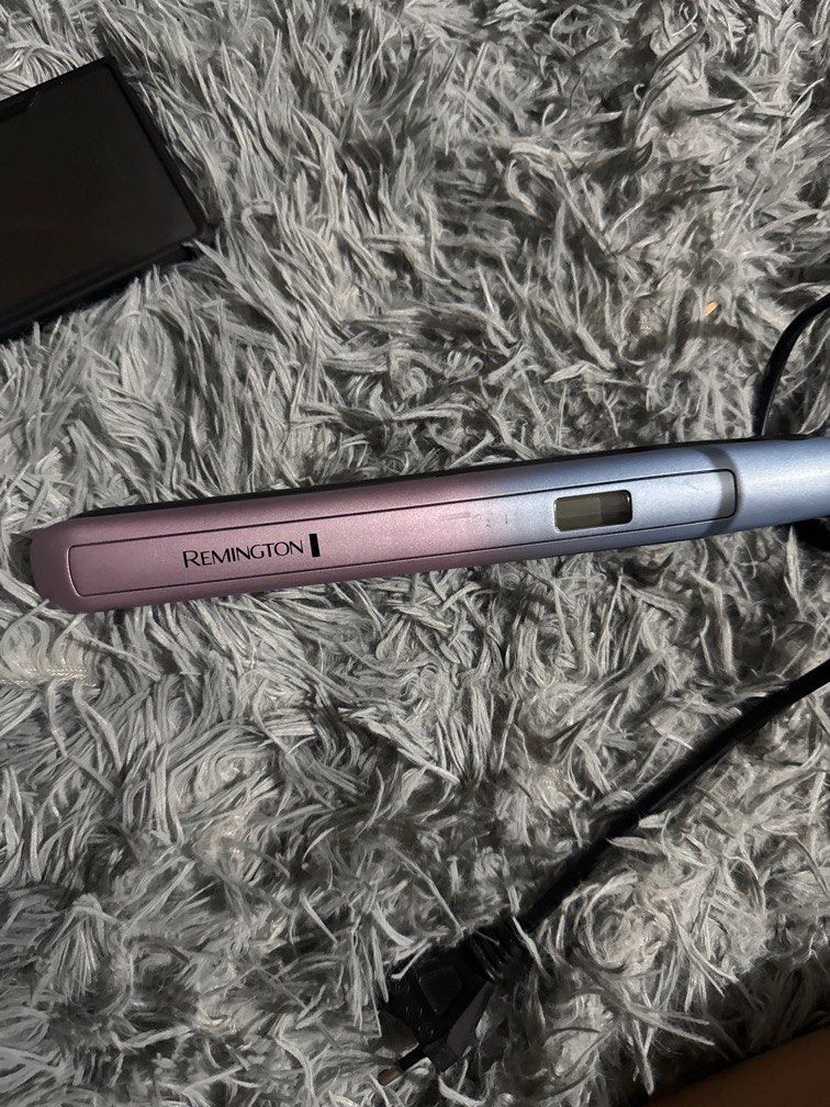 Hair iron (Remington) (Category: Hair) located in Makati City. Submitted by bini_benta20 (Listing ID 1339311752, Image 1). Description: .