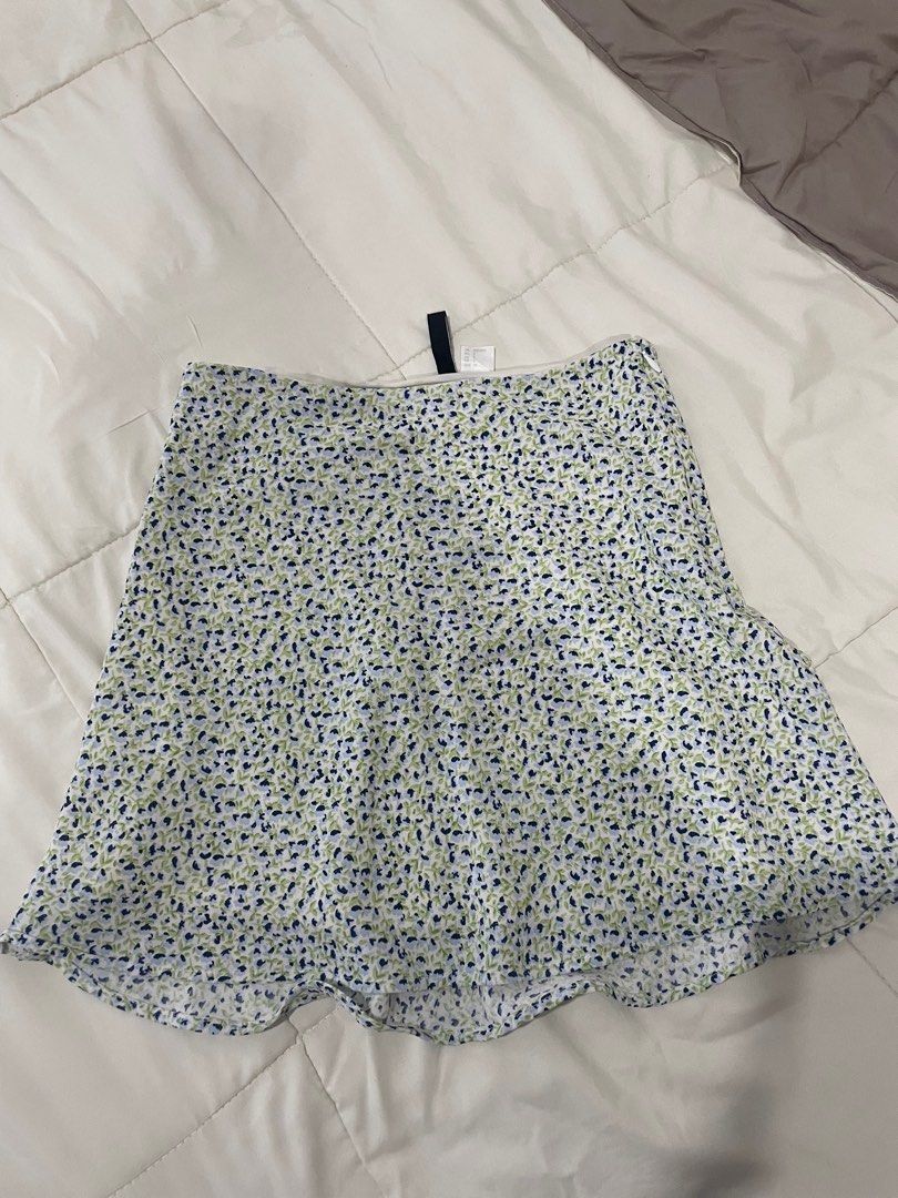 H&M Floral A-line Skirt (Category: Skirts) located in Manila. Submitted by jiu____ (Listing ID 1339233718, Image 3). Description: Original Price: 599 php Condition: used once lang! Size: XS RFS: need to declutter so i can shop more 🤪 .
