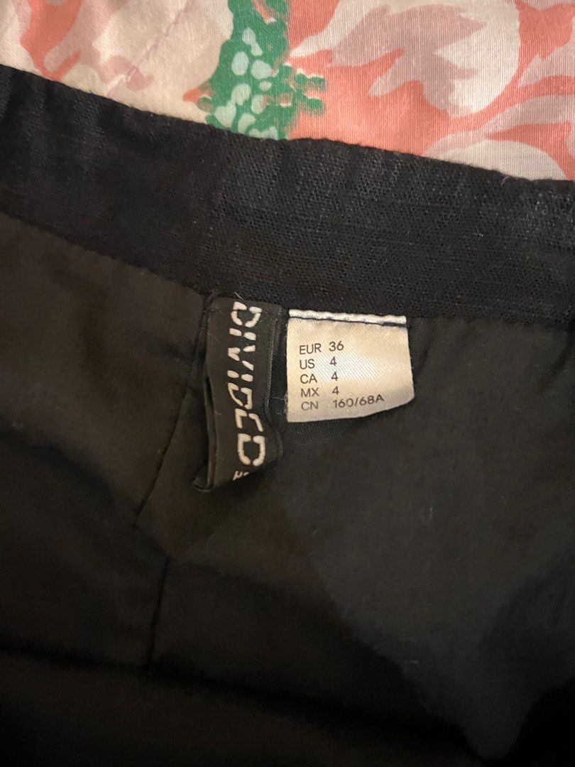 H&M Jersey Mini Black Skirt (Category: Skirts) located in Quezon City. Submitted by berrrry09 (Listing ID 1339319791, Image 2). Description: RFS: decluttering Good as new.
